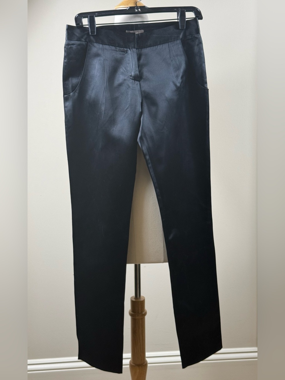NWOT Vera Wang Black Satin Straight Leg Trousers 
Sz 2
